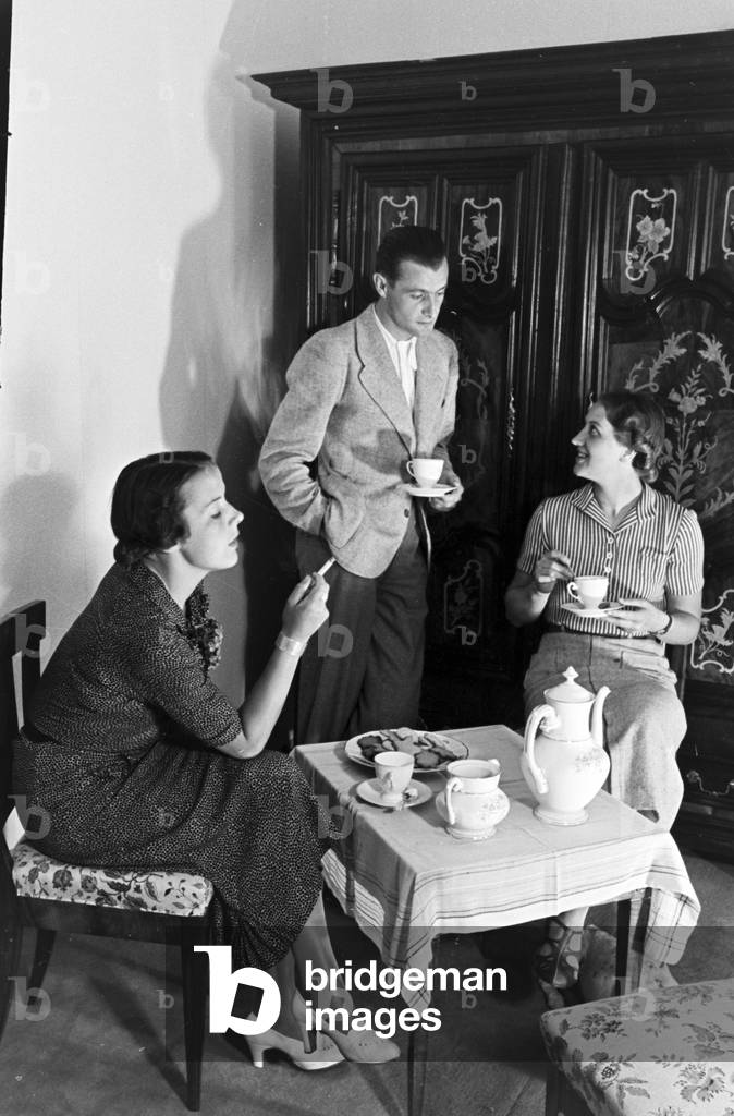 Relaxation in Hotel Wehrle in Triberg during a journey to the Black Forest, Germany 1930s (b/w photo)