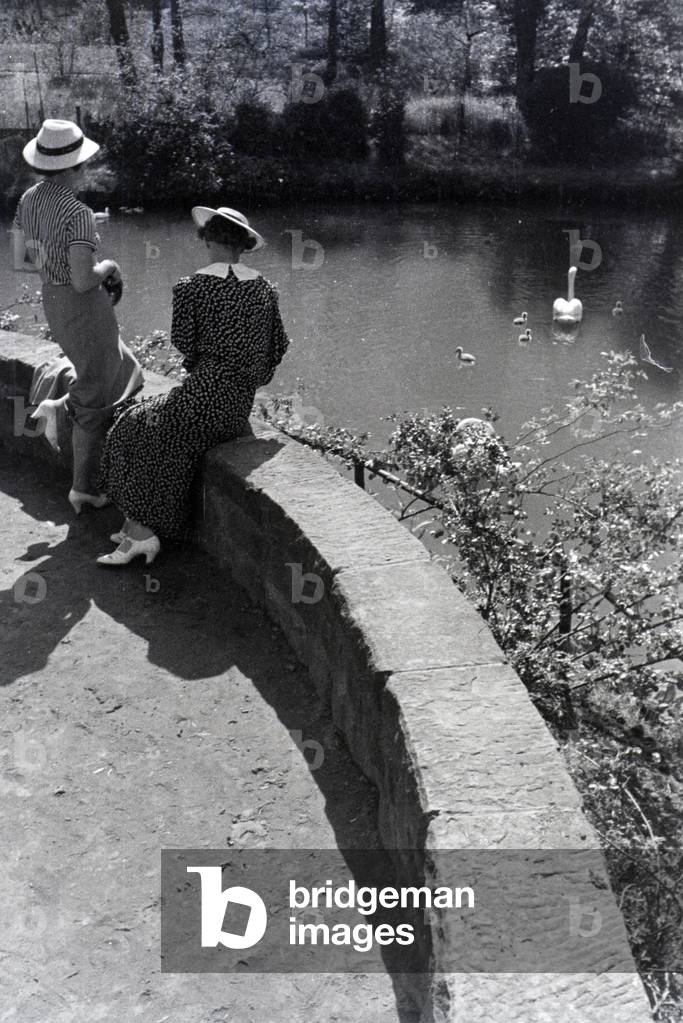 Two ladys in the spa gardens Hirsau, Black Forest, Germany 1930s (b/w photo)