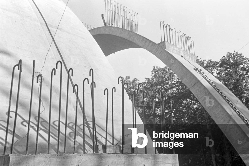 Construction of the motorway bridge near Stuttgart, Germany 1930s (b/w photo)