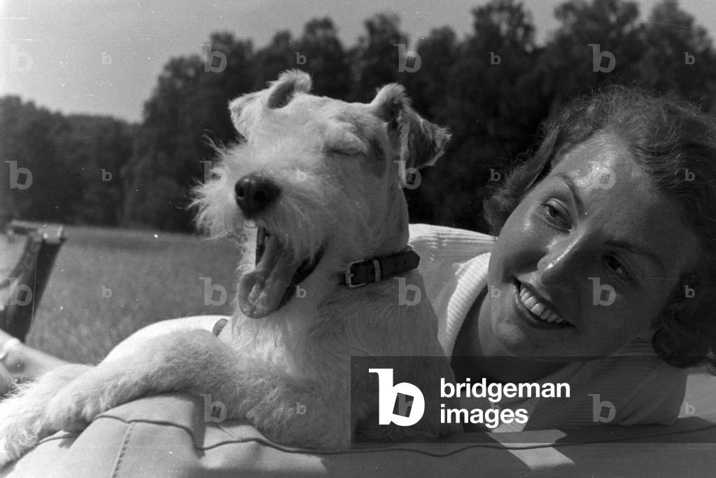 A ride with the Ford V8, Germany 1930s (b/w photo)