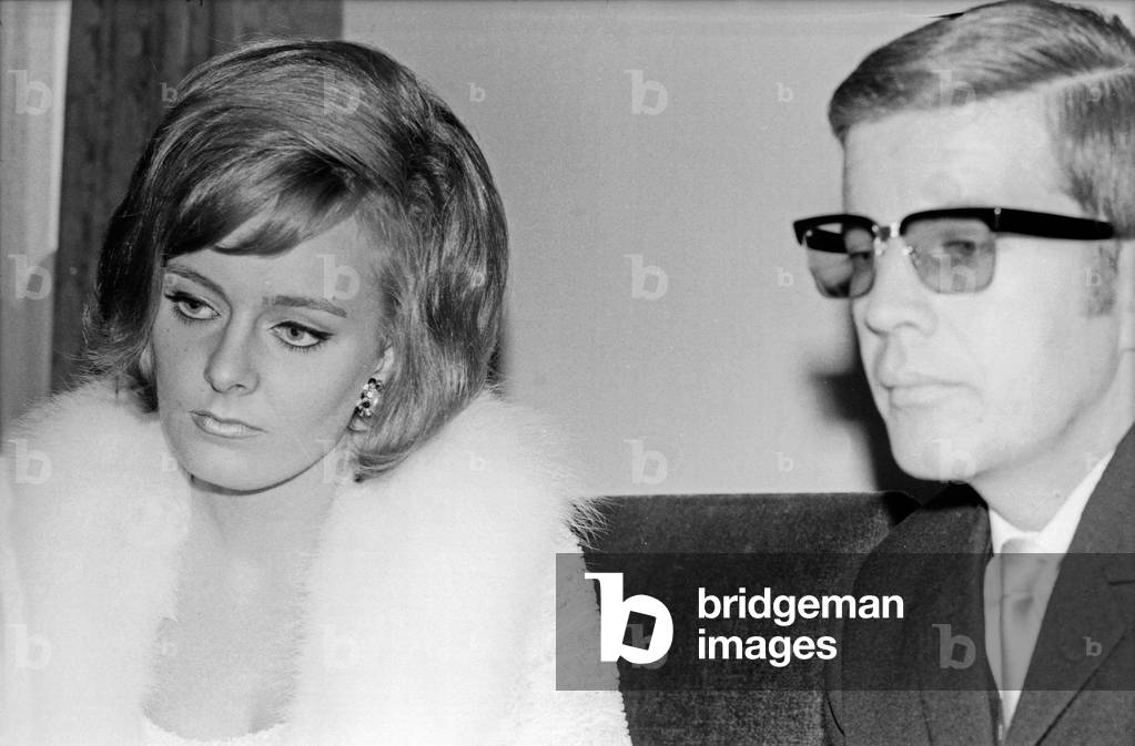 The bridal couple German actress and TV presenter Victoria Voncampe and Peter Schlickenrieder, Germany 1960s