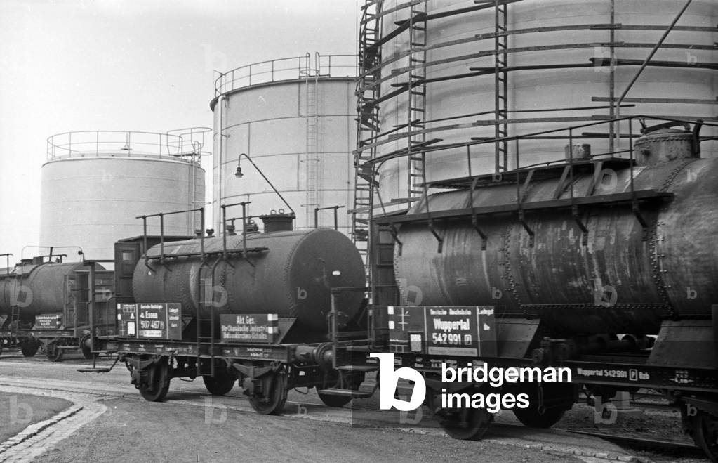 Silos and plant railway of the Deutsche Fettsäurewerke and Maerkische Seifenindustrie company at Witten, Germany 1930s (b/w photo)