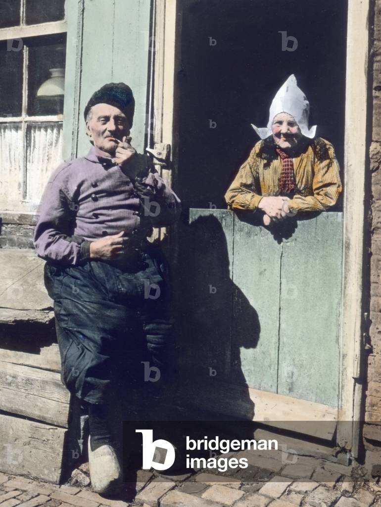 Netherlands, province of North Holland. Old couple from Volendam. Image date: circa 1920. Carl Simon Archive