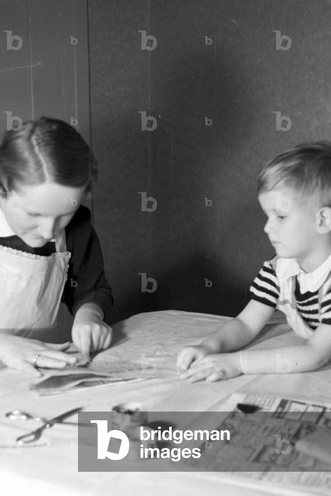 Mother and child doing handicrafts, Germany 1930s (b/w photo)