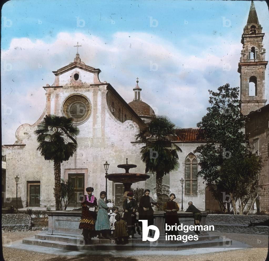 Italy, Florence, people in front of St. Mary of the Holy Spirit, the Santo Spirito church, image date: circa 1910. Carl Simon Archive