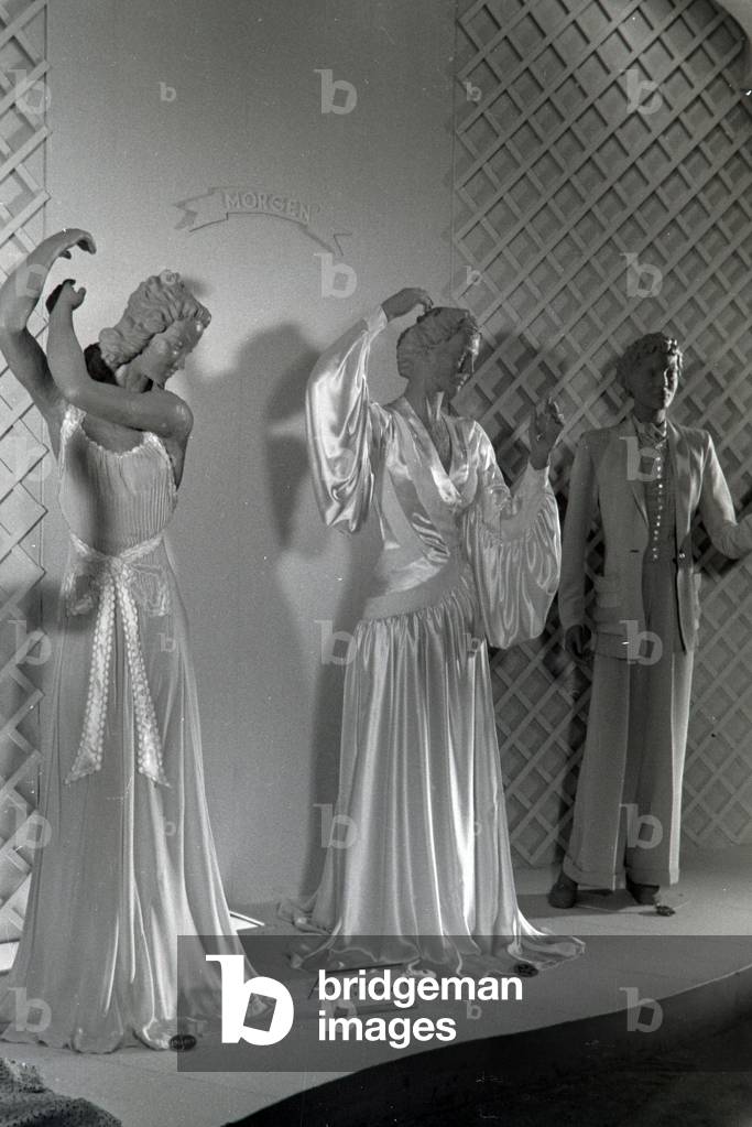Display dummys in clothes dealing with the subject morning by fashion designer Eva Lemke, made of the synthetic rubber vistra of the chemistry company I, G. Farbenindustrie AG, Germany 1940s (b/w photo)