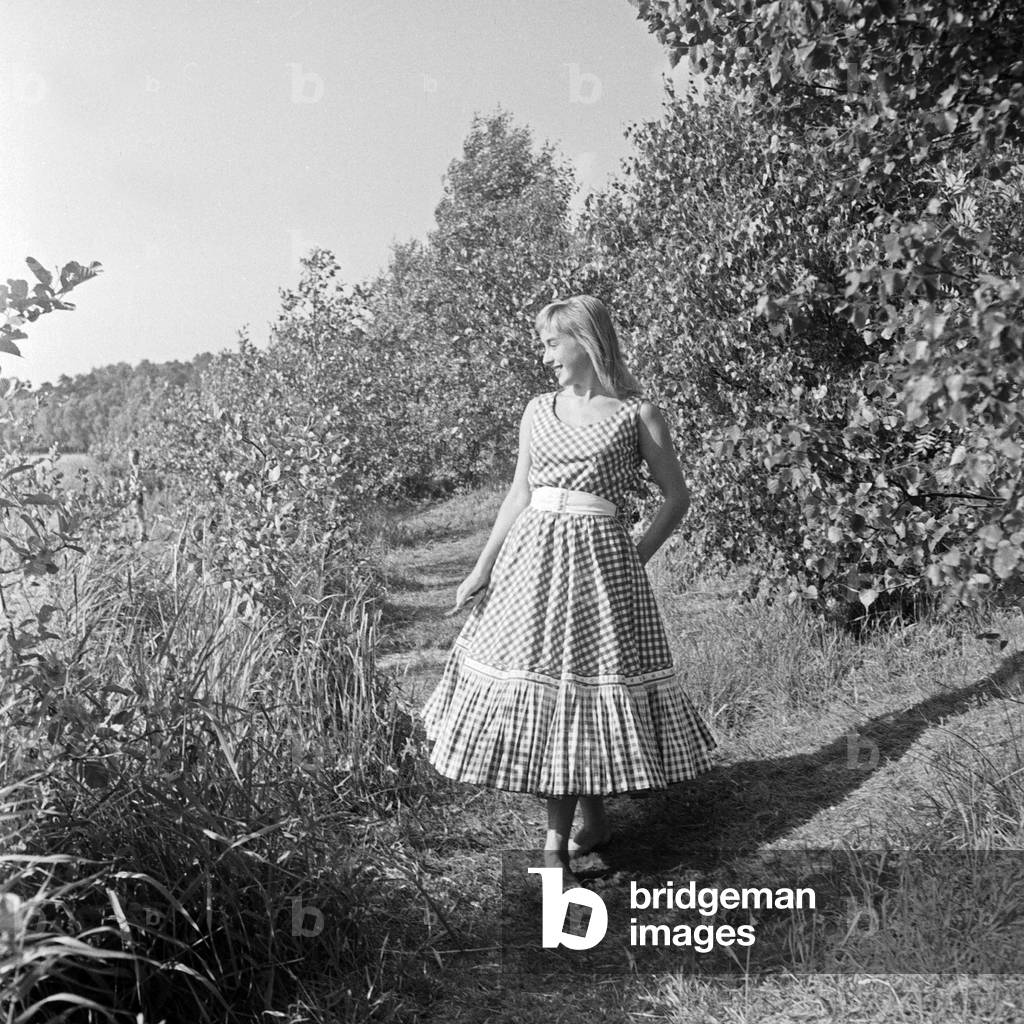 German actress, jazz and schlager singer Dany Mann on the shore of river Elbe, Germany 1950s