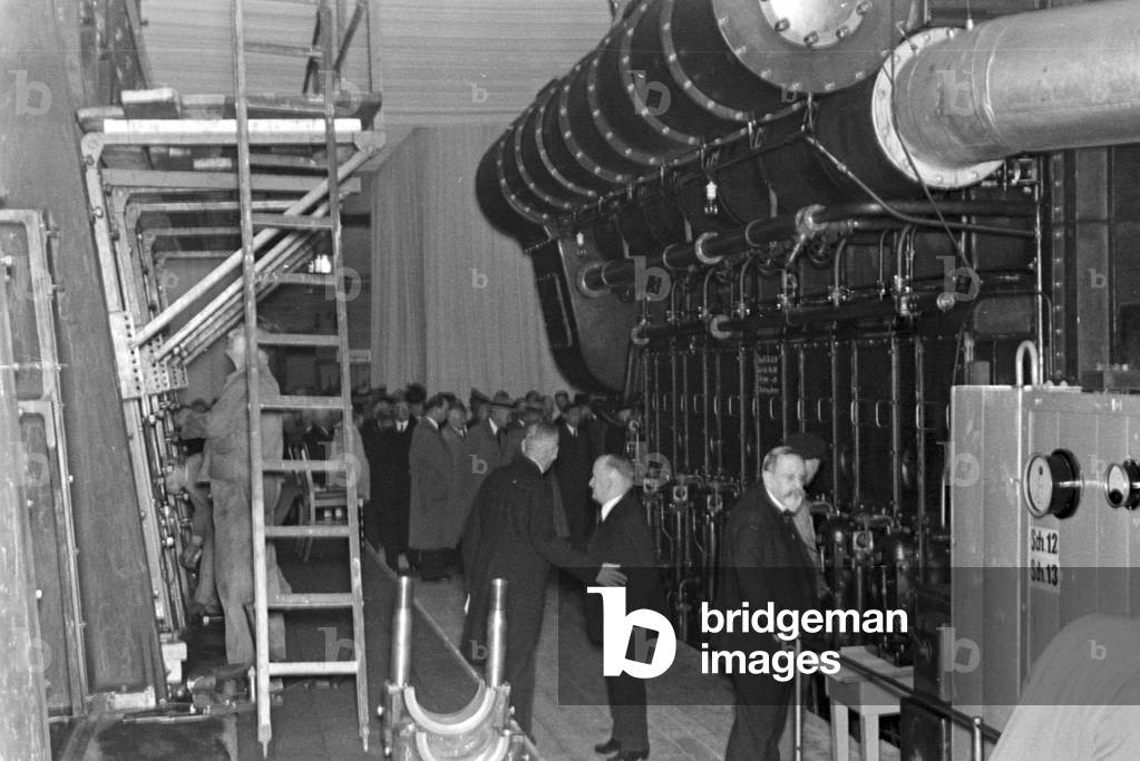 Special guests on a factory tour before the Diesel anniversary at the MAN factory at Augsburg, Germany 1930s (b/w photo)