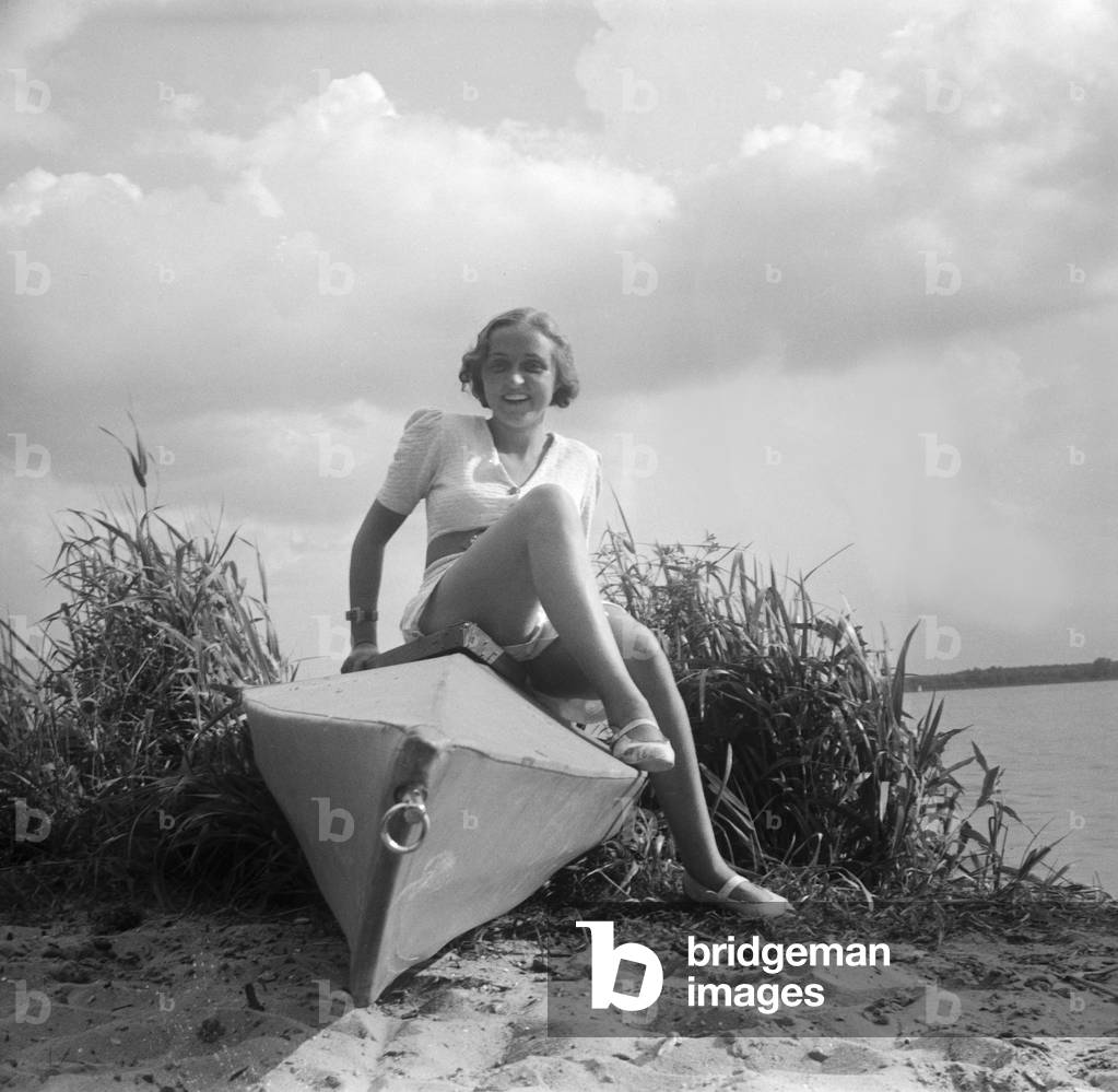 An excursion with a foldboat, Germany 1930s (b/w photo)