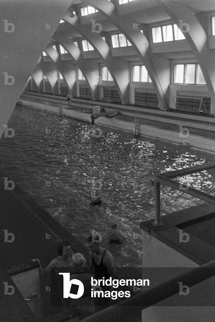 Swimmers in the Hallenbad Heslach swimming pool, Stuttgart, 1930s (b/w photo)
