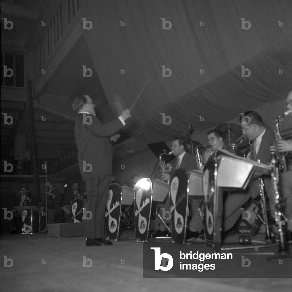 The RIAS Tanzorchester orchestra, cuónducted by Werner Mueller, at a concert, hosted by the newspaper Kieler Nachrichten and Polydor record label, Kiel 1954