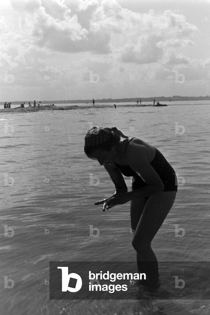 Having fun near Laboe on the shore of the Baltic Sea, Germany 1930s (b/w photo)
