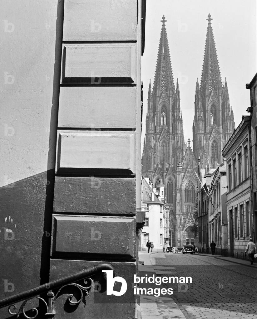 View from the Burgmauer street to Cologne cathedral, 1930s (b/w photo)
