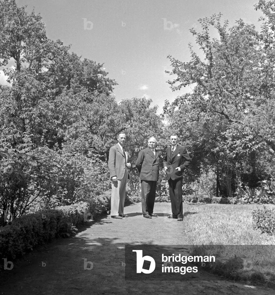 German authors Hans Grimm (r), Boerries von Muenchhausen (? / c) and August Winnig (? / l) at the poet's meeting of Lippoldsberg, Hesse, 1930s (b/w photo)