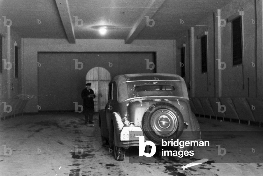 With the new car to the register, Germany 1930s (b/w photo)