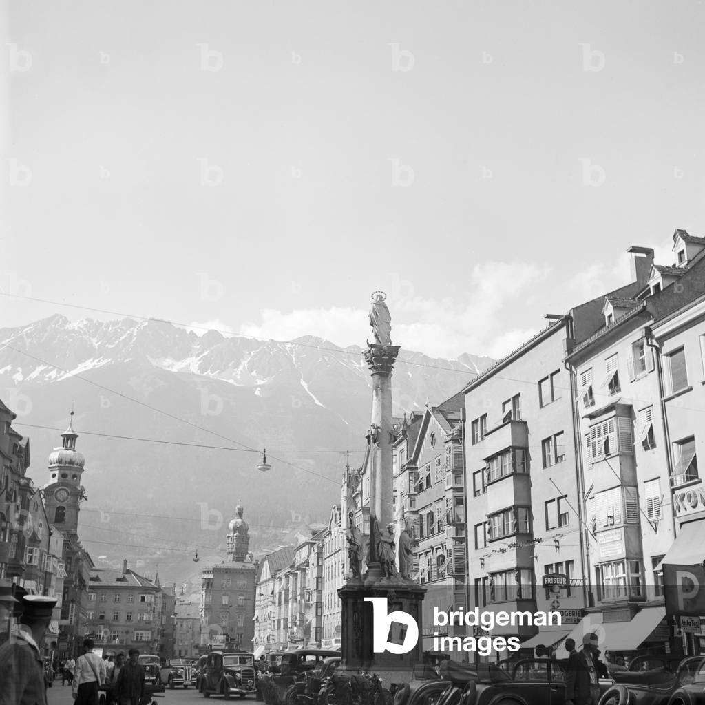 Mary's column and the mountain range around the city of Innsbruck, 1930s (b/w photo)