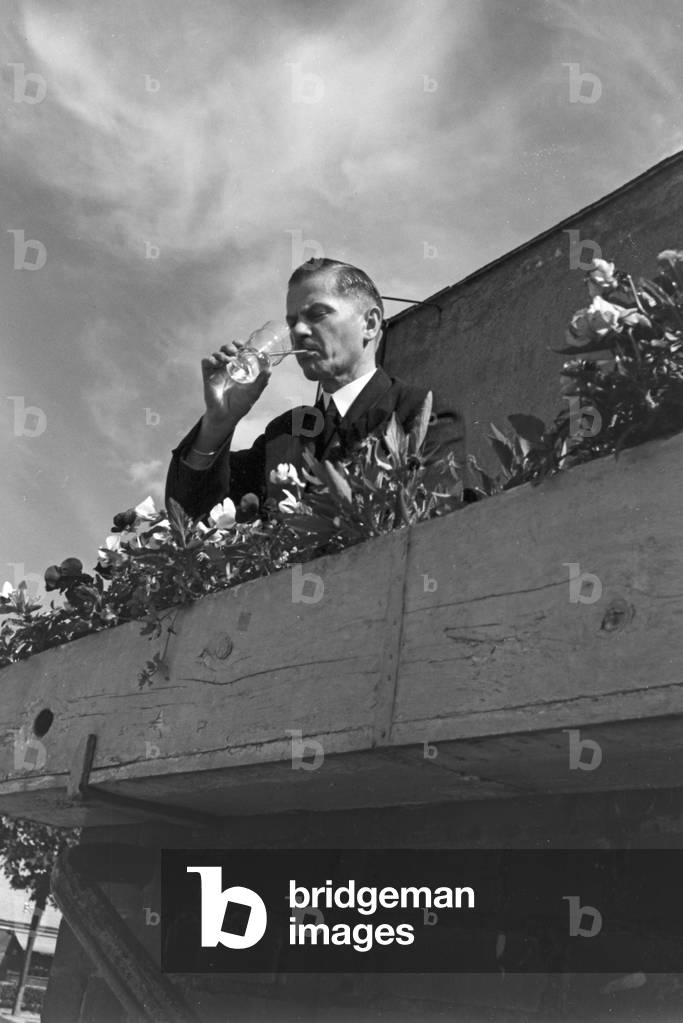 Procedure of a drinking cure, Germany 1930s (b/w photo)