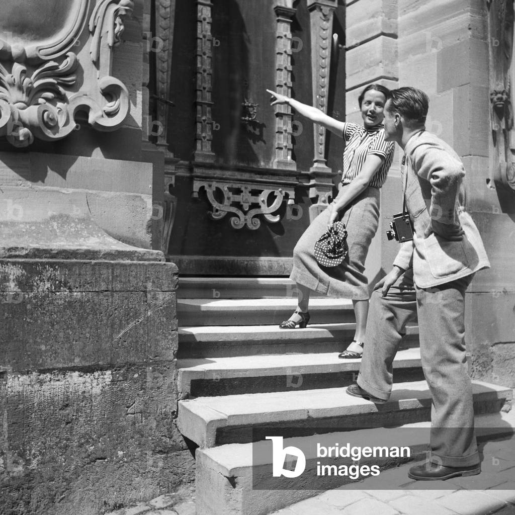 A young couple doing a sightseeing tour, Germany 1930s (b/w photo)