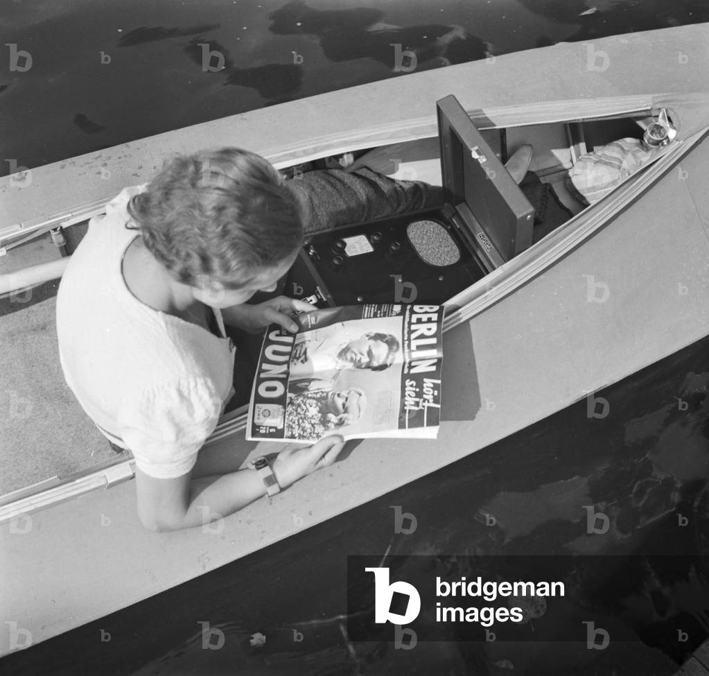 An excursion with a foldboat, Germany 1930s (b/w photo)