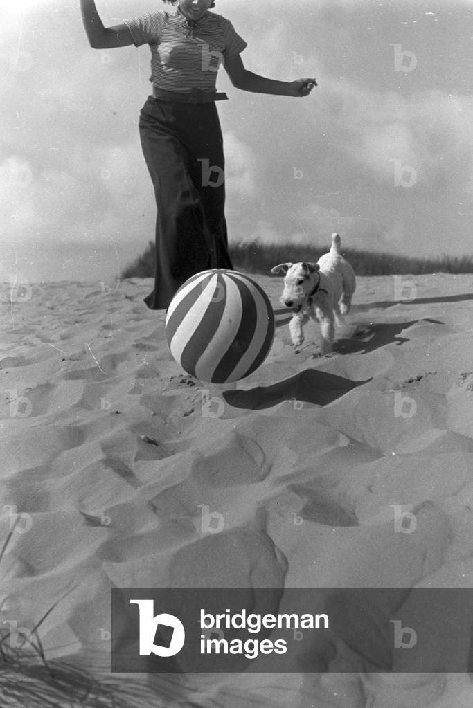 Vacation at the Baltic Sea, Germany 1930s (b/w photo)