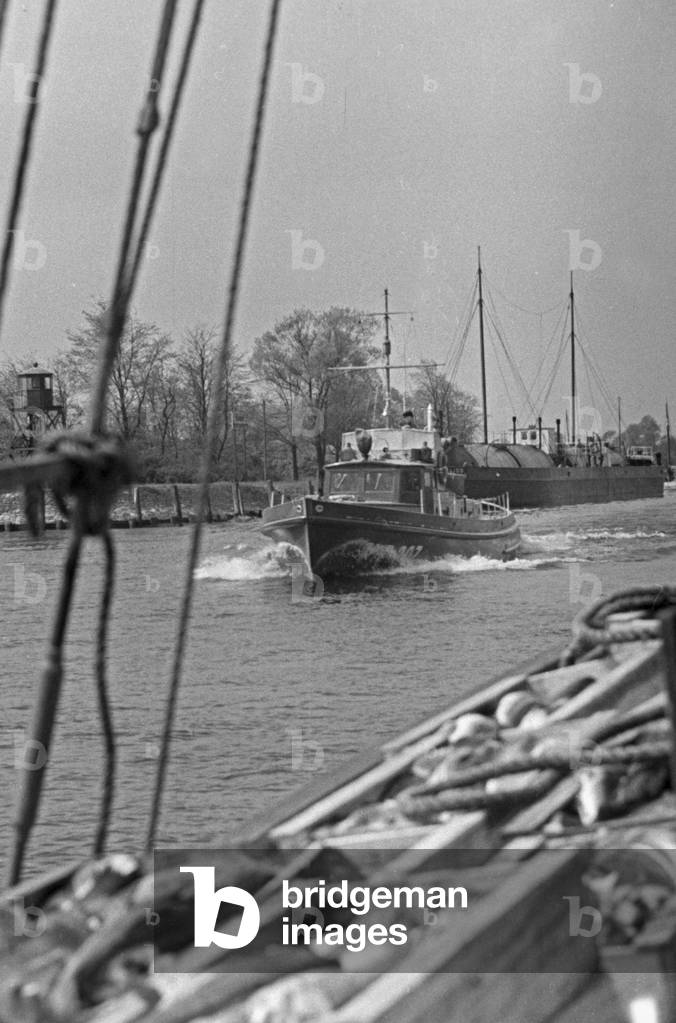 A fishing boat leaving the harbor, Germany 1930s (b/w photo)
