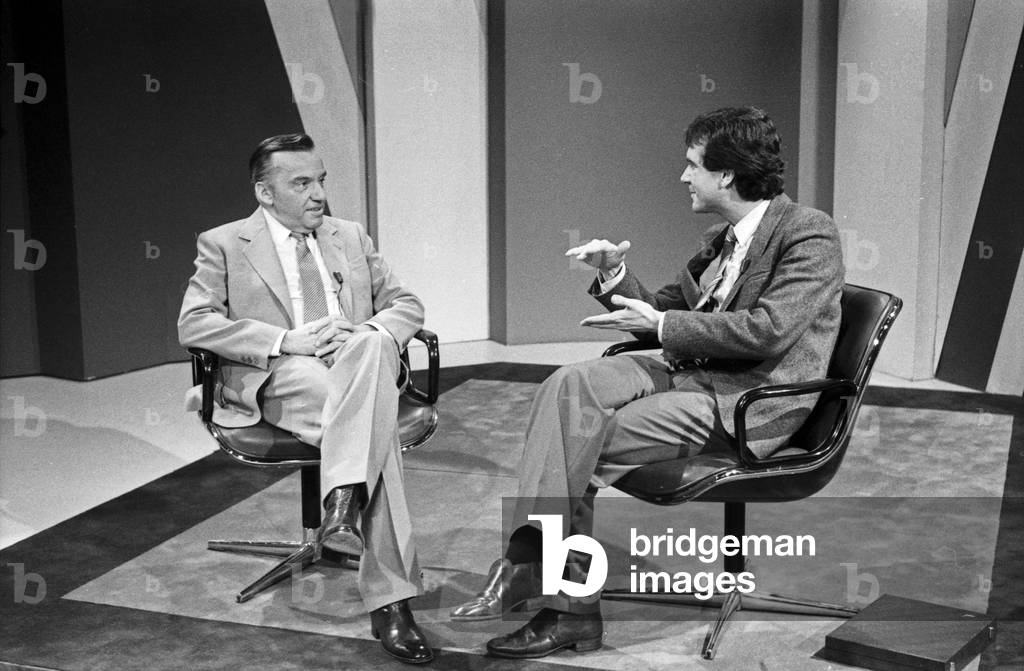 Swiss TV presenter and journalist Kurt Felix talking to Heinz Schenk at the set of his show 