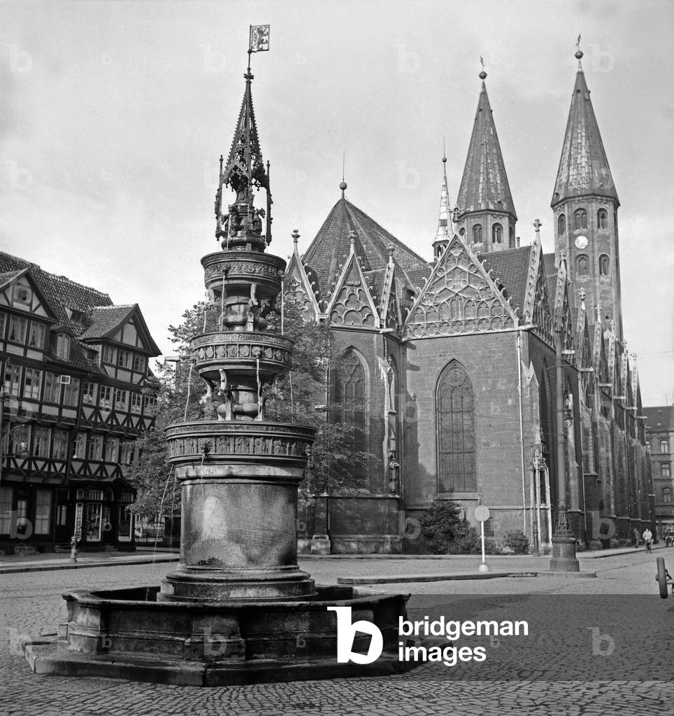 The St Martin's church with the fountain of the old city market at Braunschweig, Germany 1930s (b/w photo)