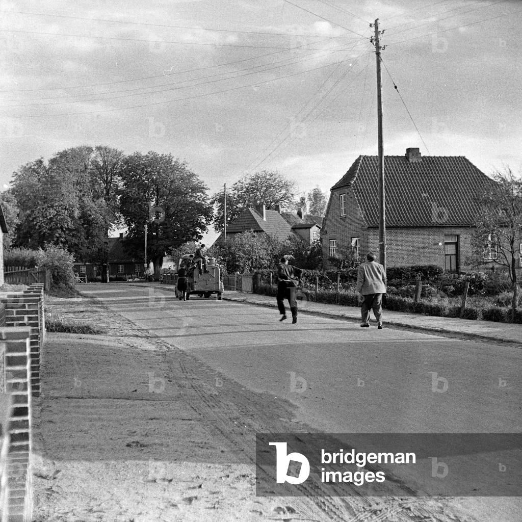 Hamburg actor Walter Scherau producing a special at the village Berlin in Segeberg district, Germany 1950s