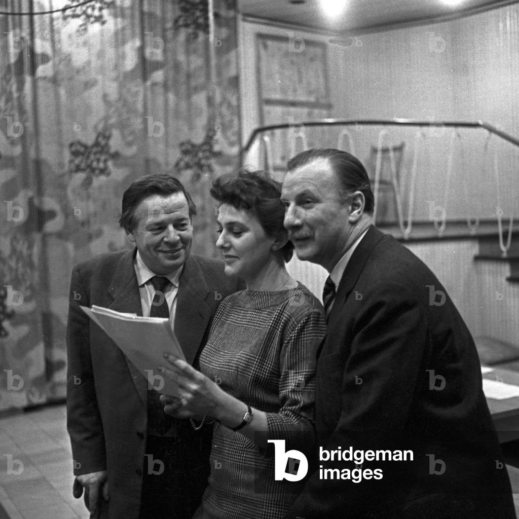 German actor Martin Held at the productin of an audio play of channel NDR in Hamburg, Germany 1950s