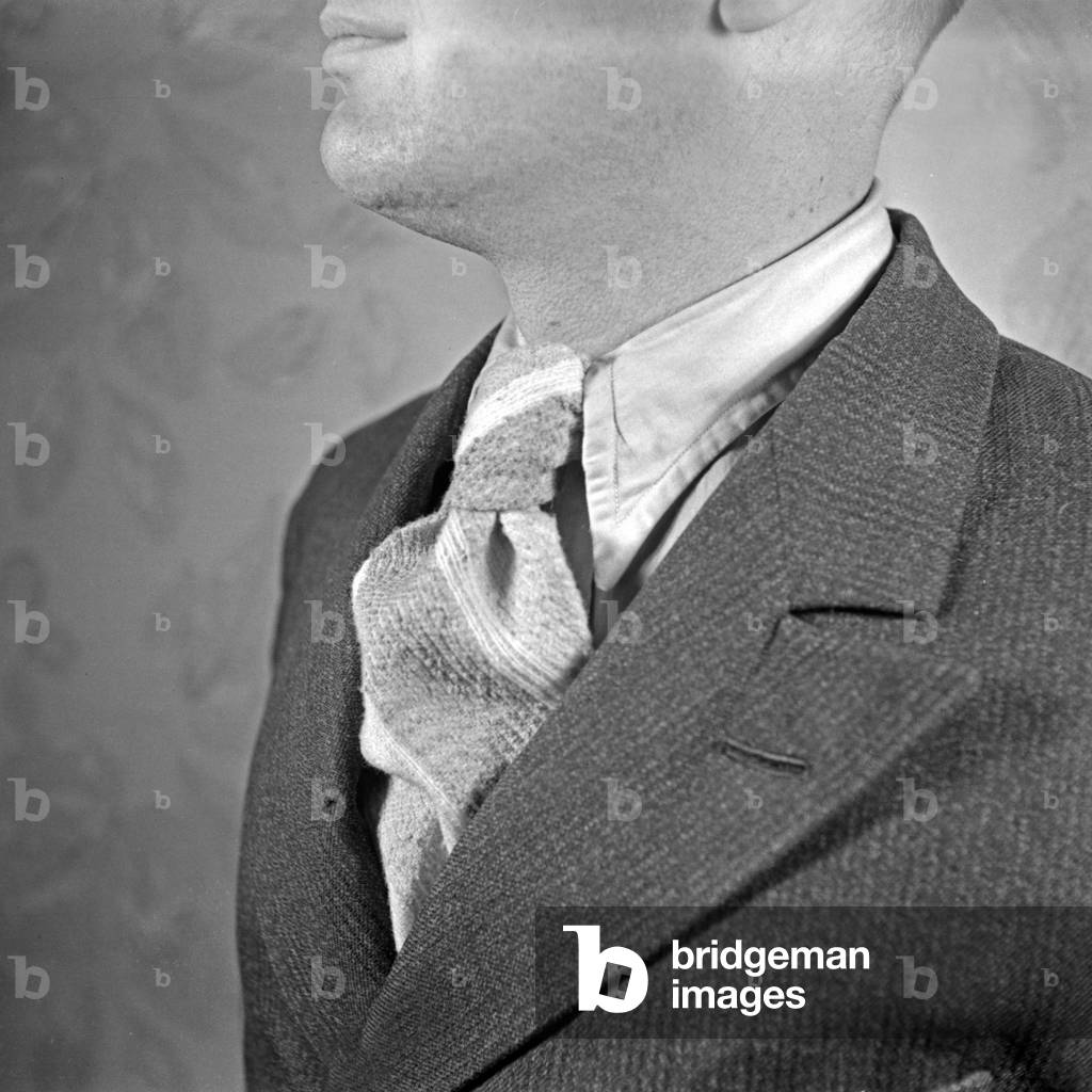 Tie fashion, Germany 1930s (b/w photo)