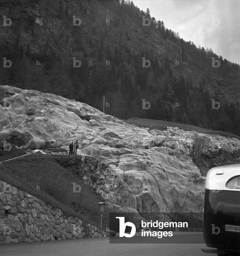 on The road in a Deutsche Reichsbahn coach between Munich and Berchtesgaden, Germany 1930s (b/w photo)