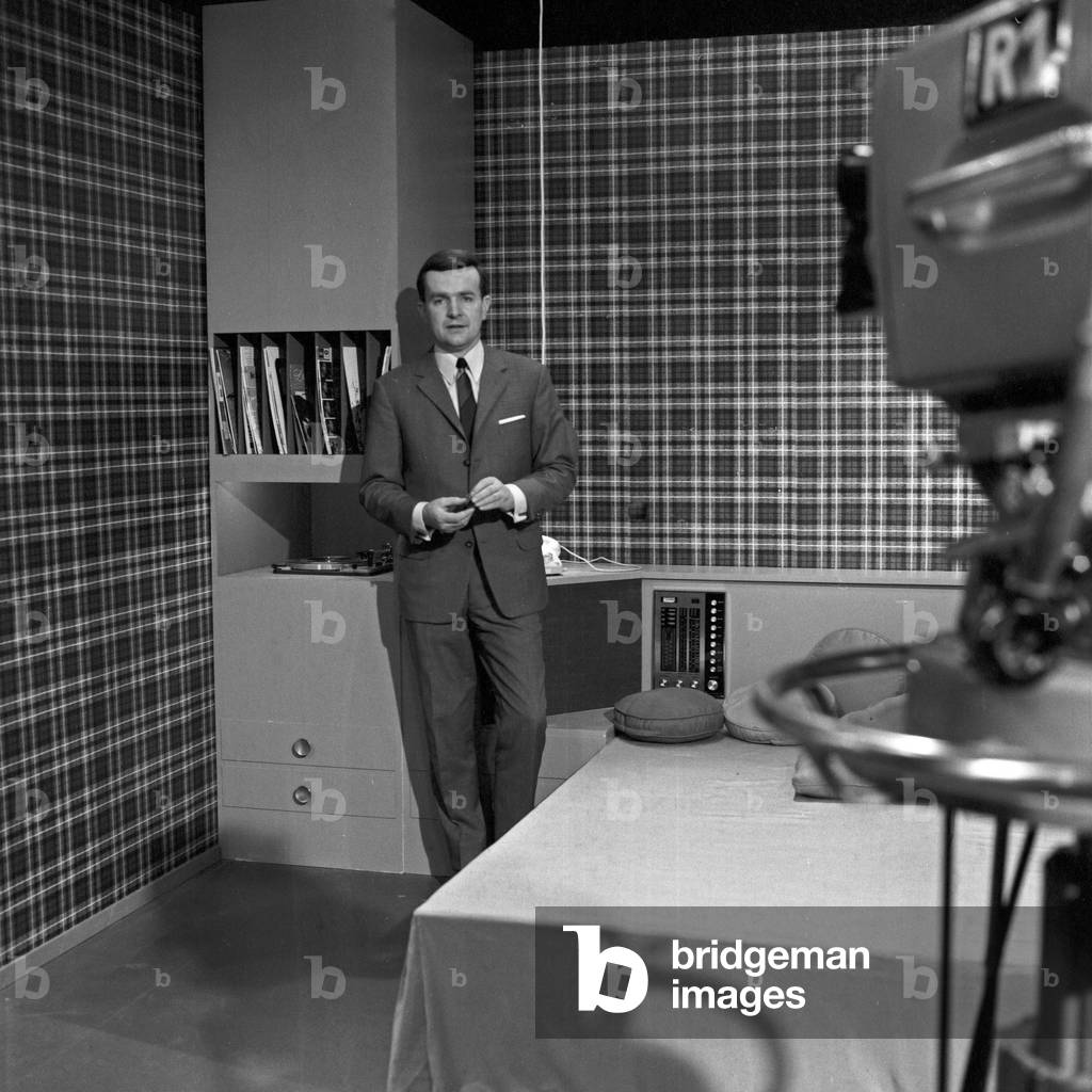 Presenter Wilfried Koehnemann explains the integration of a stereo unit into a living room in the advisory show 