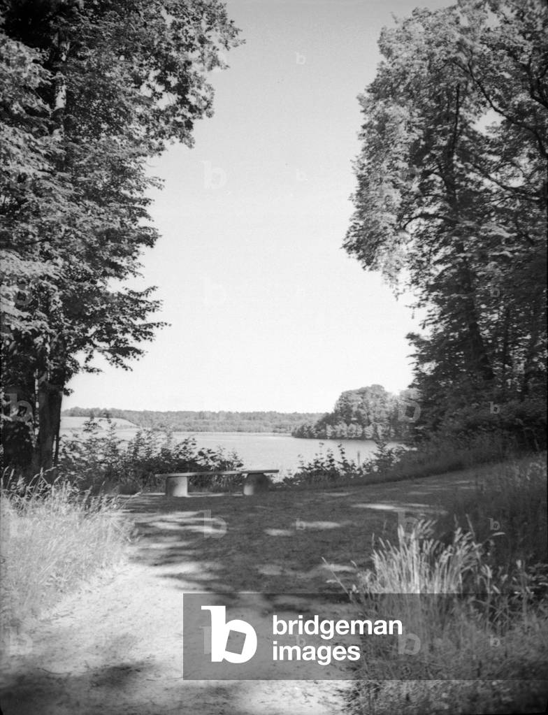 Promenade at Alle water reservoir near Friedland, East Prussia, 1930s (b/w photo)