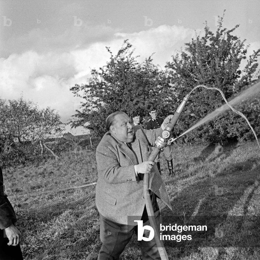Hamburg actor Walter Scherau producing a special at the village Berlin in Segeberg district, Germany 1950s