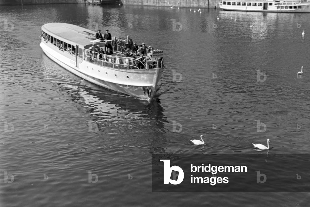 Operation of a steam vessel with Hansa gas generators, Germany 1930s (b/w photo)