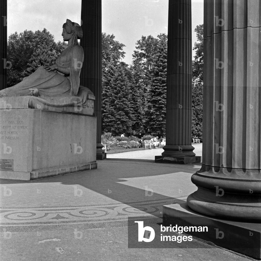 Elisabethenbrunnen medicinal spring at Bad Homburg, Germany 1930s (b/w photo)