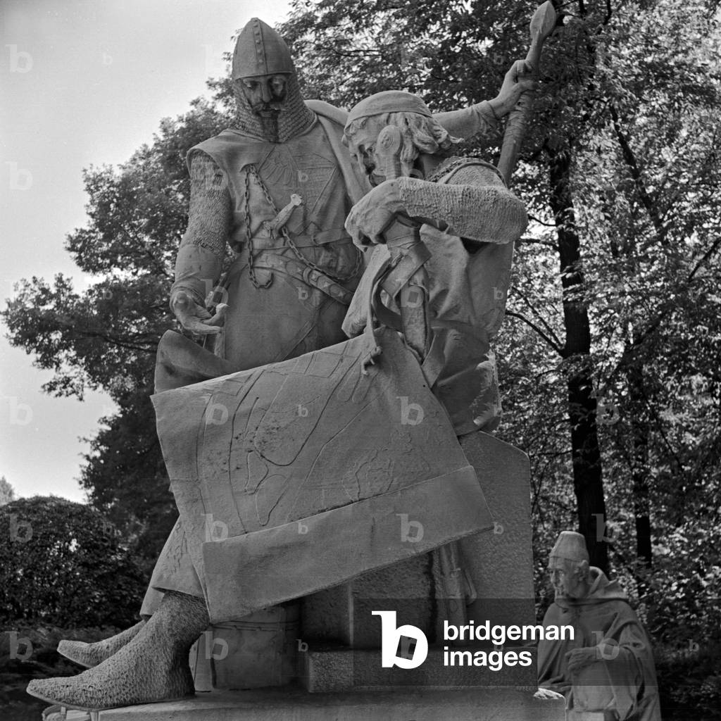 The Siegesallee in Berlin: statues of John I and Otto III, Germany 1930s (b/w photo)