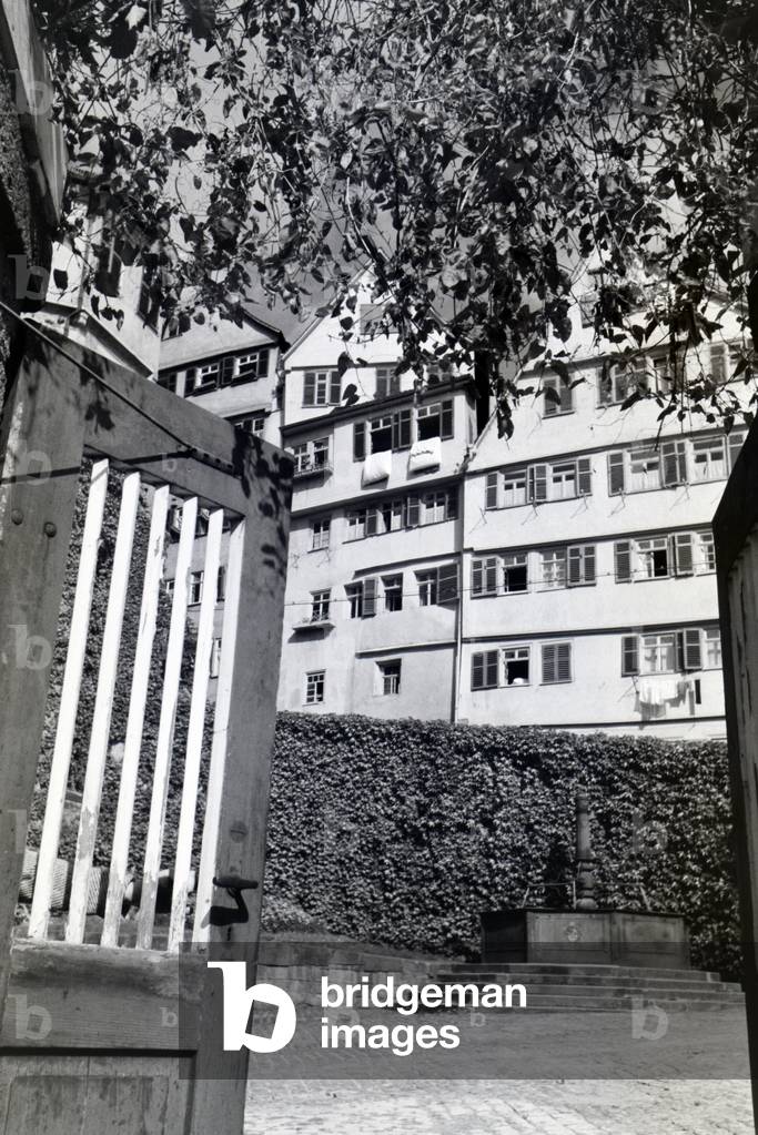 The water well with inscription on the patio of the Protestant church foundation, Tübingen, Germany 1930s (b/w photo)