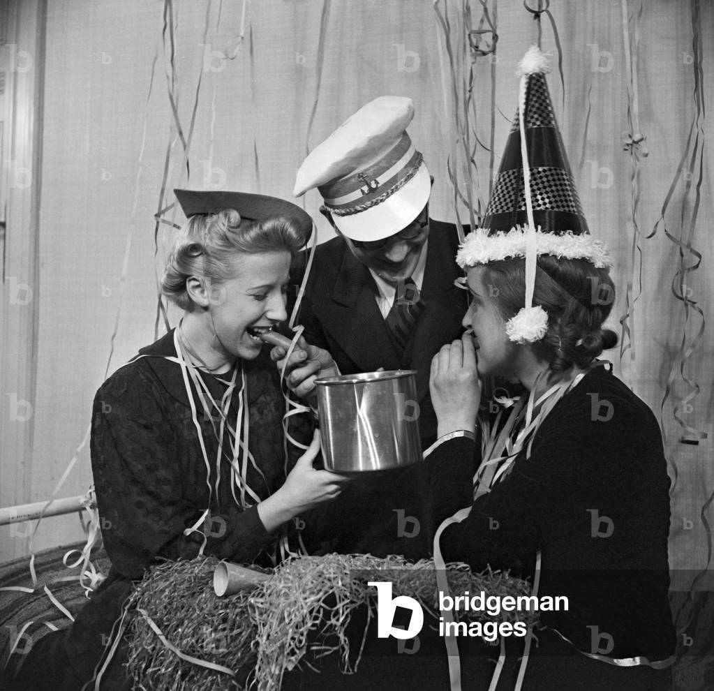 Guests of a New Year's Eve party, Germany 1930s (b/w photo)