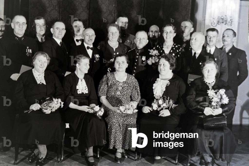 Group photo on the occasion of the concession of the Honour Cross, Germany 1930s (b/w photo)