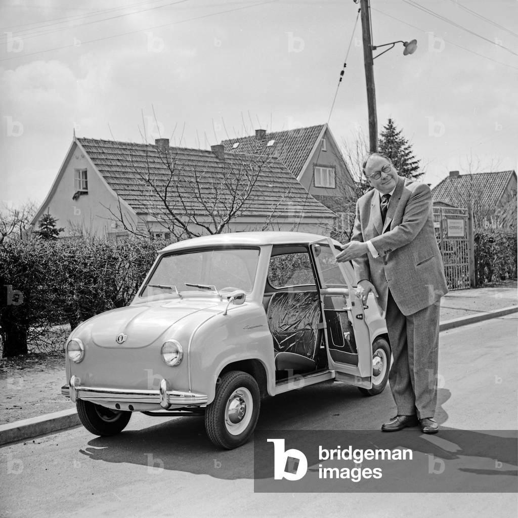 German actor Heinz Erhardt presenting a German micro car, the Goggomobil, Hamburg 1957