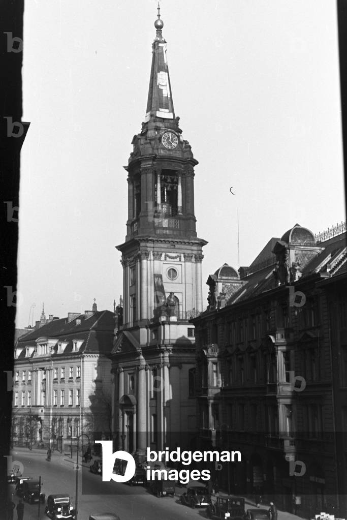 The Pariochalkirche in Berlin with the tower and the glockenspiel inside, both destroyed during the Second World War, Germany 1930s (b/w photo)