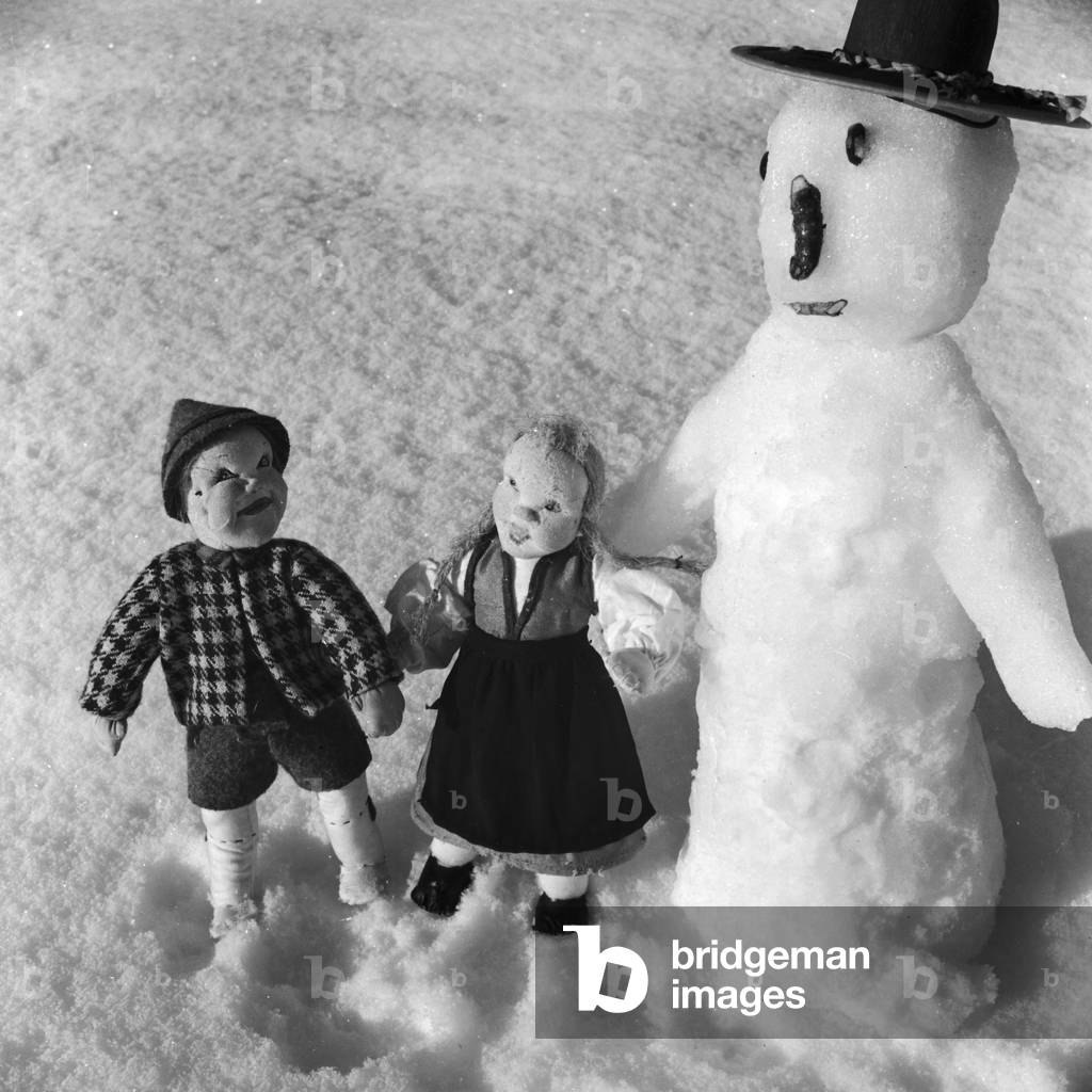 Two dolls with a snowman, Germany 1930s (b/w photo)