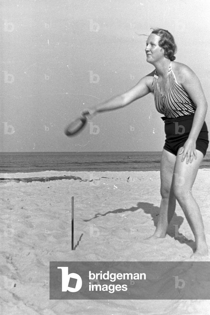 A family on vacation at the Baltic Sea, Deutsches Reich 1930s (b/w photo)