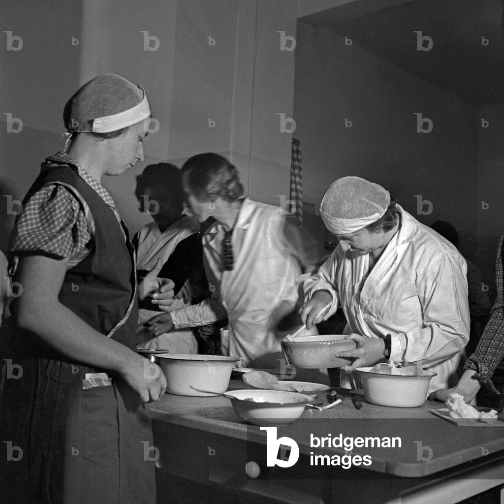 Women learn how to cook at a mother training of the Reichsmuetterdienst at Essen, Germany 1930s (b/w photo)