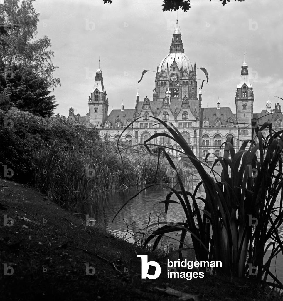 View to the new city hall of Hanover, Germany 1930s (b/w photo)