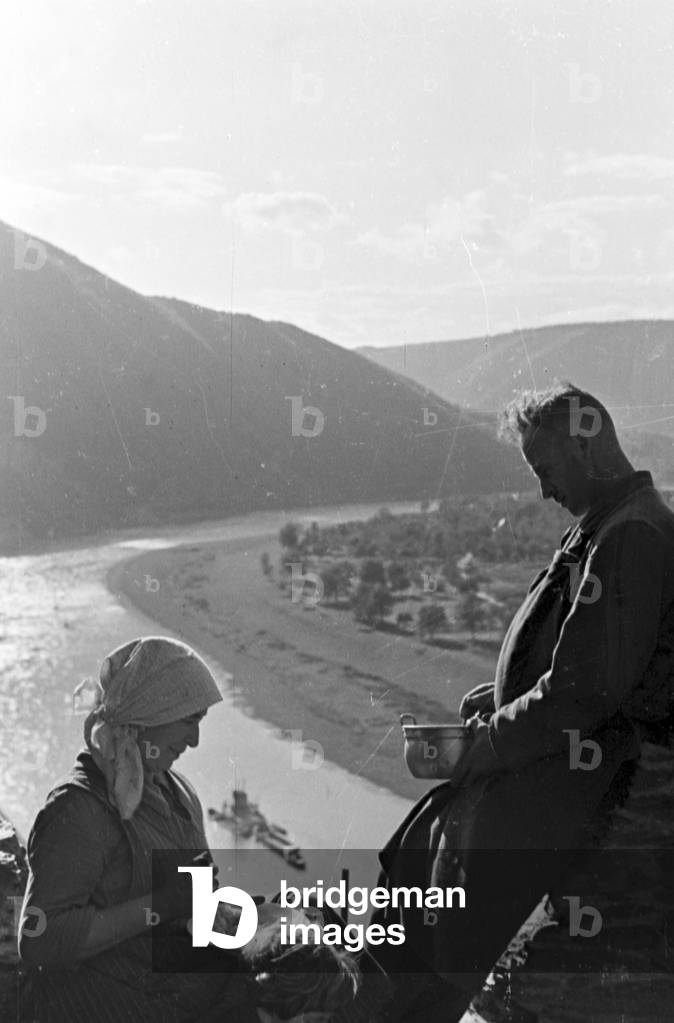 Winegrower having a break in hnis vineyard near Beilstein, Germany 1930s (b/w photo)