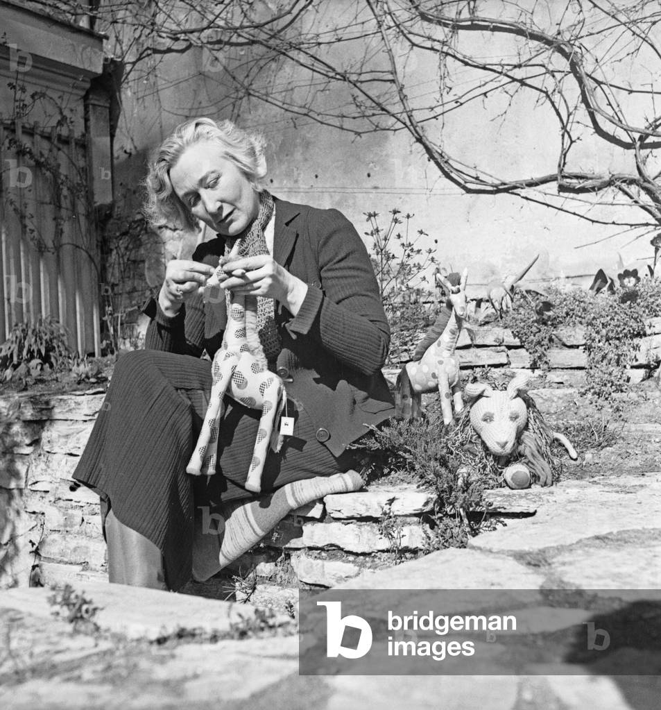 A woman of applied arts at and with her daily business, GErmany 1930s (b/w photo)