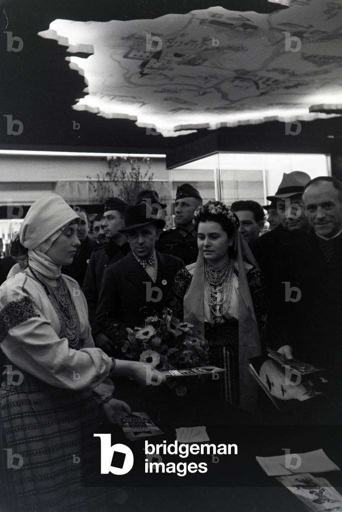 Visitors in front of a information desk of the Leipziger Frühjahrsmesse, Germany 1941 (b/w photo)