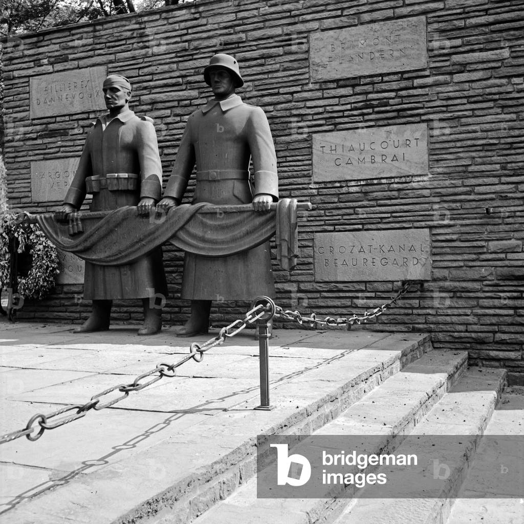WWI memorial for fallen soldiers at Bochum, Germany 1930s (b/w photo)